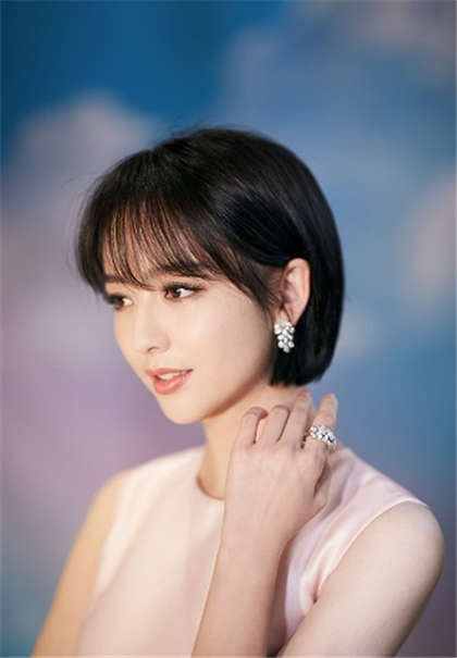 办公室h百合文-男朋友叫了两个朋友上我_爱咖学院