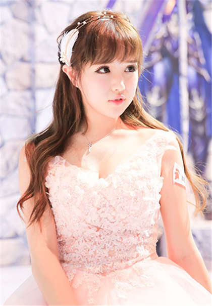 小说诗晴和邻居老头-指进出带出粘腻的水声_爱咖学院