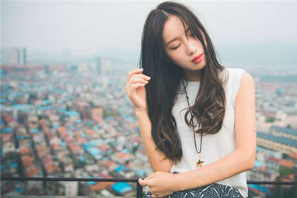 杨淑仪之贵妇俱乐部1-躲在桌子底下口交_爱咖学院