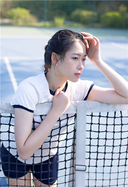 肉肉辣短文-模特美女被男人们前后夹击_爱咖学院