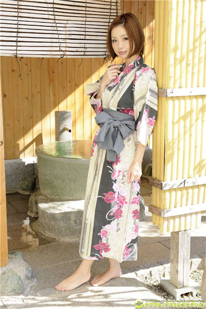 肉肉的小片段-火车上被男人摸下身_爱咖学院